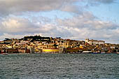 Panorama di Lisbona al tramonto dal battello per Cacilhas. 